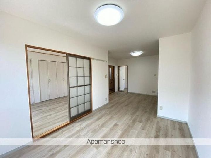 香川県高松市円座町の賃貸アパートの居間