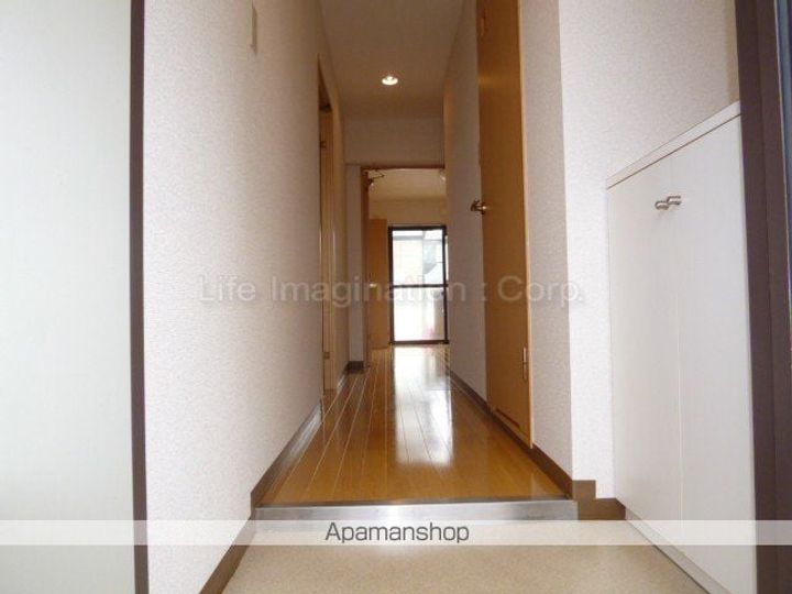 滋賀県蒲生郡日野町中道1丁目の賃貸マンションの玄関