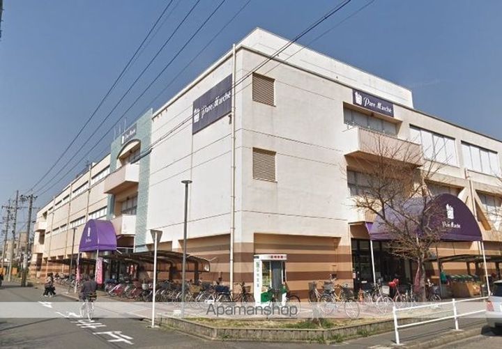 クイーンズ・スクエアの周辺