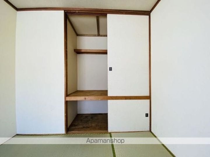 本通1丁目アパート(ホンドオリイッチョウメアパート)2階右の内装