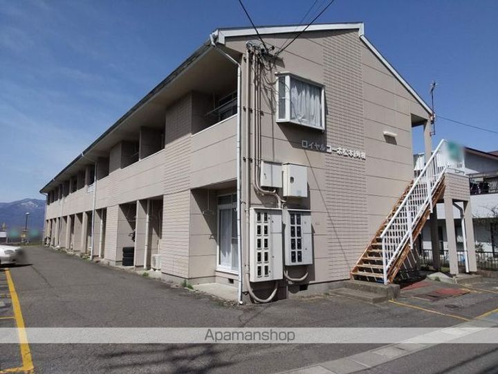 ロイヤルコーポ松本の外観