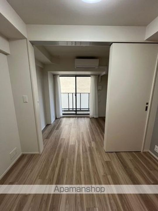 東京都新宿区百人町3丁目の賃貸マンションの居間