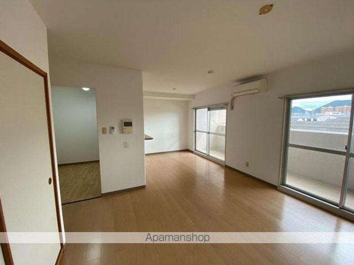 香川県高松市新北町の賃貸マンションの居間