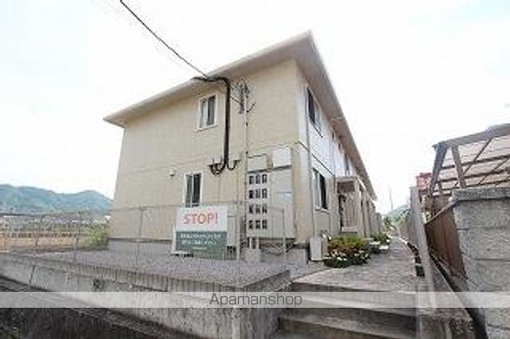 香川県高松市中間町の賃貸アパートの外観