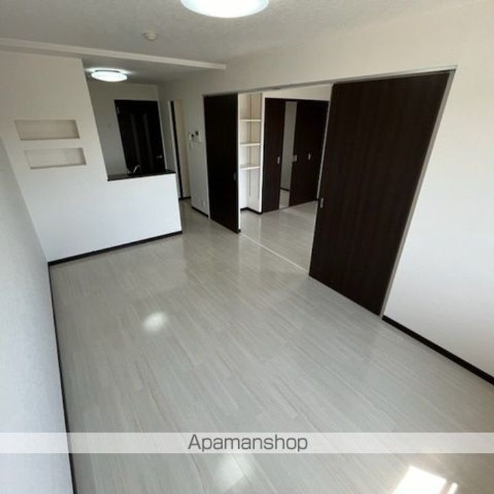 滋賀県栗東市坊袋の賃貸マンションの居間