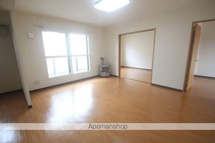 ヴィラ・ソレイユ201の居間