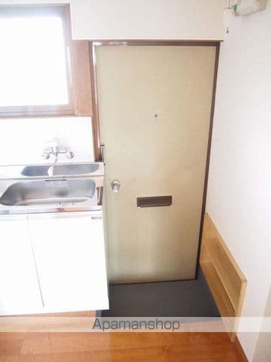 伊久間ハイツ3号棟300の玄関