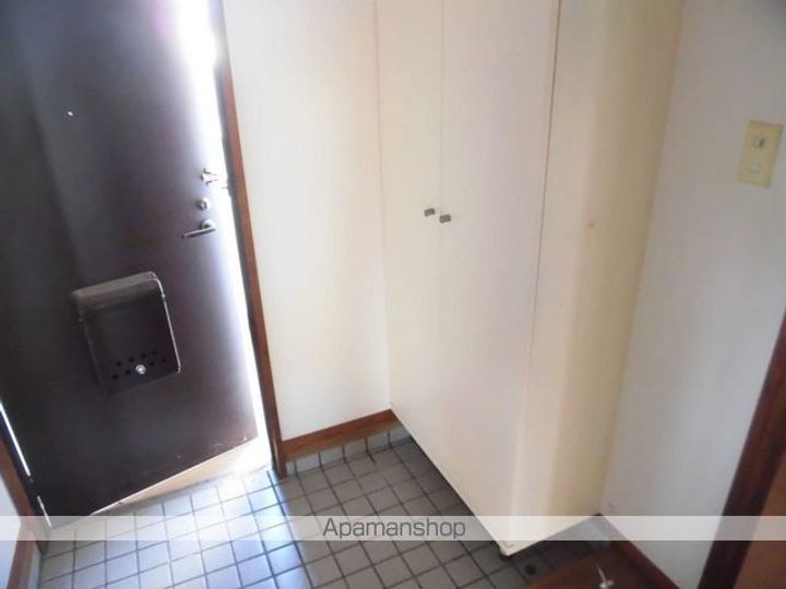 八百真マンション小島301の玄関