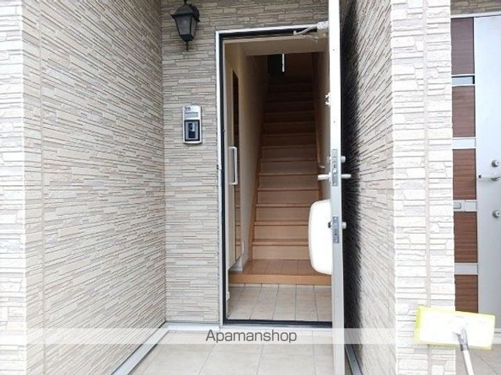 埼玉県三郷市谷口の賃貸アパートの玄関