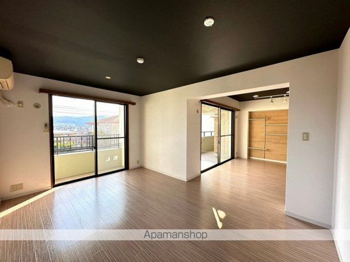 パロマヴィラ寺塚203号室の居間