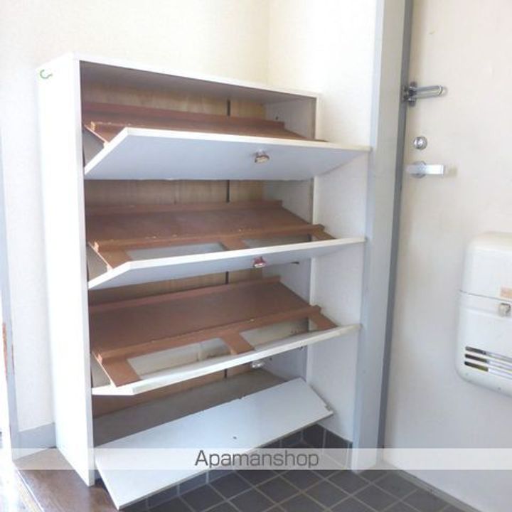 恵ハイツの玄関