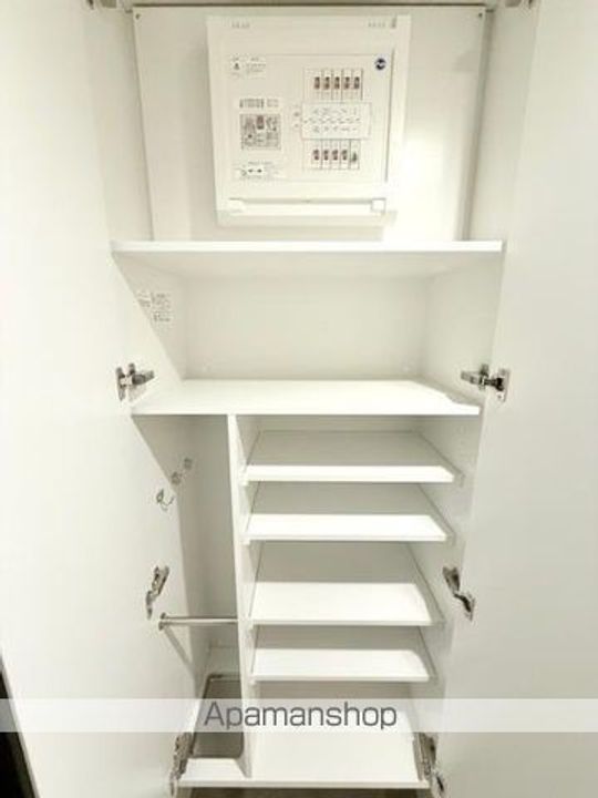 東京都中野区中野1丁目の賃貸マンションの居間