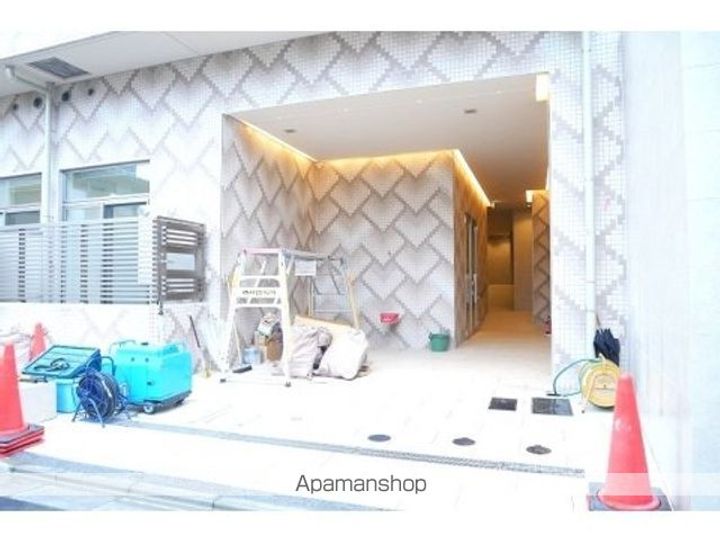 東京都新宿区北新宿2丁目の賃貸マンションの外観