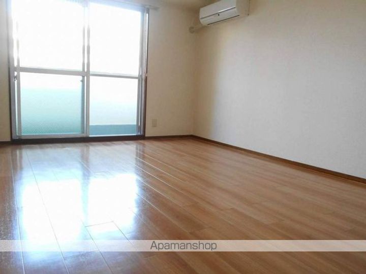 イズミ821105の居間