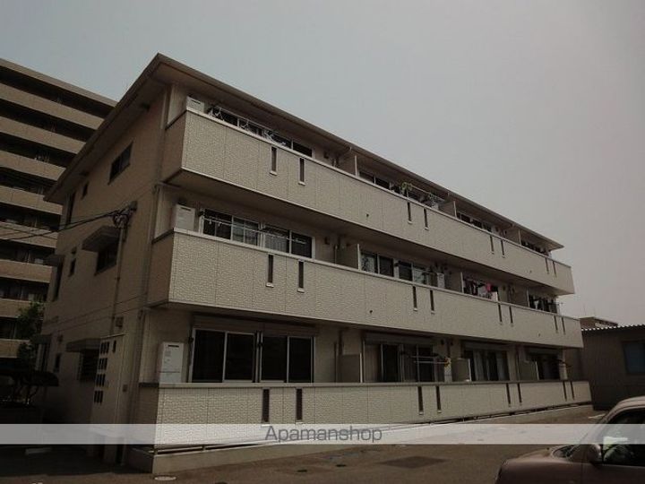 リビングタウン北川添 A棟の外観