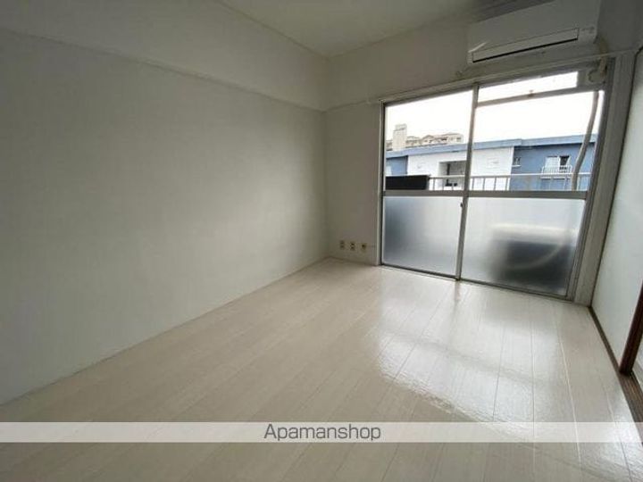 ヴィラナリー志度 Ⅰ棟401の居間