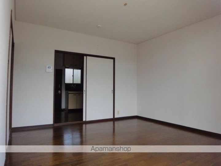 弓の町ハイツA206の居間