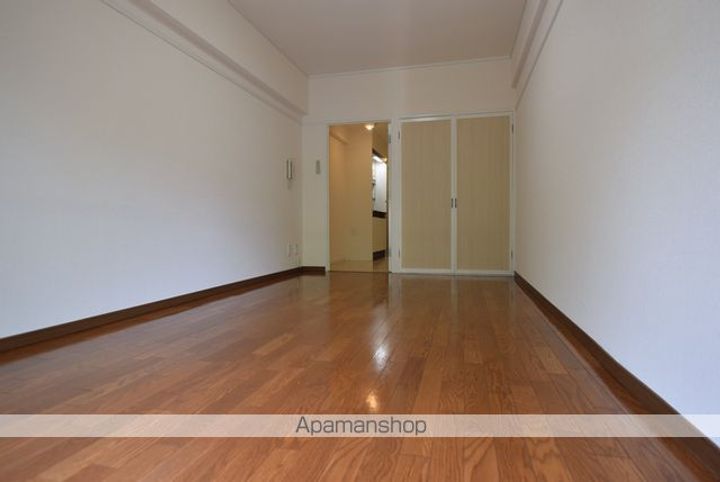 シャングリラ八幡の居間