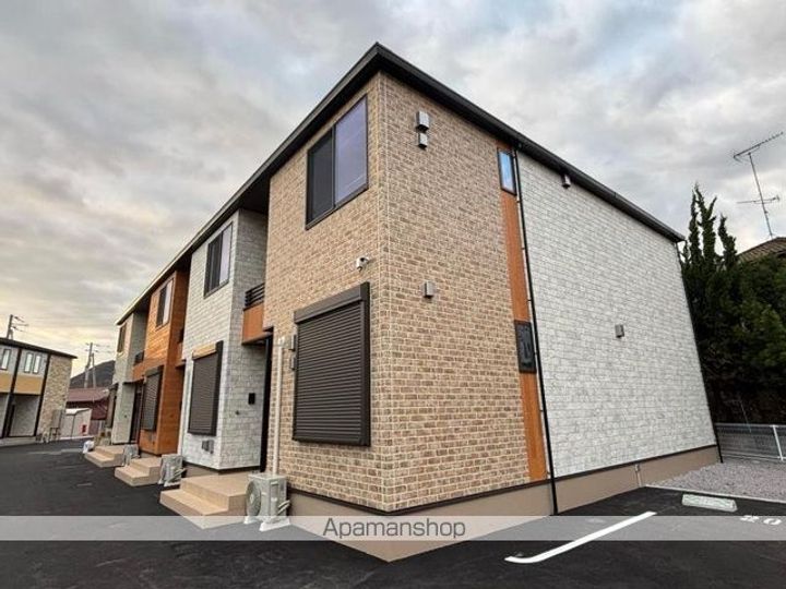 香川県高松市国分寺町新居の賃貸アパートの外観