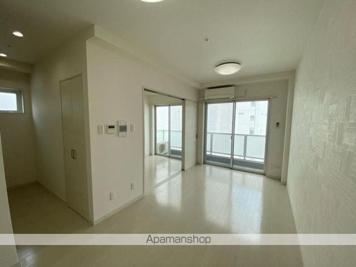 香川県高松市旅篭町の賃貸マンションの居間