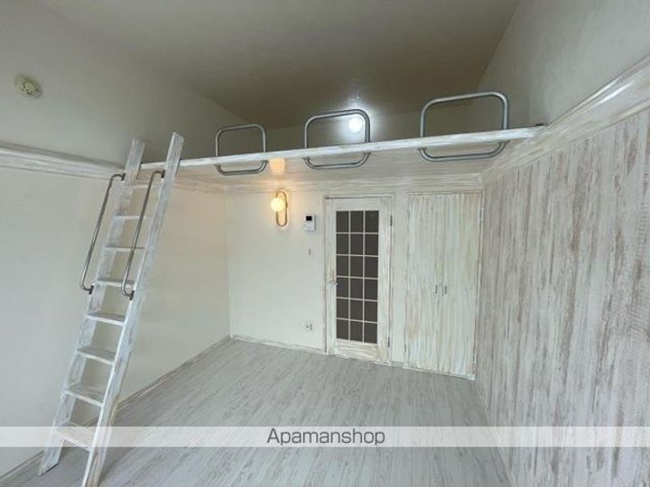 香川県高松市観光町の賃貸アパートの居間