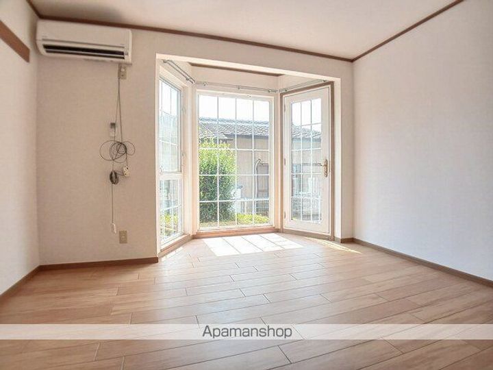 カラジューム雅Bの居間