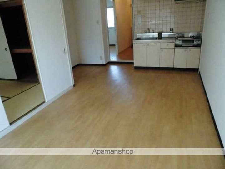 クレセント中もずの居間