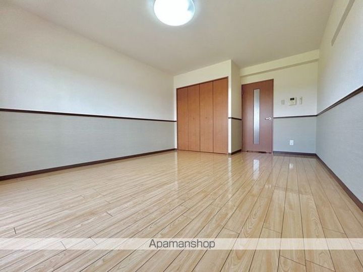 滋賀県蒲生郡日野町大字内池の賃貸マンションの居間