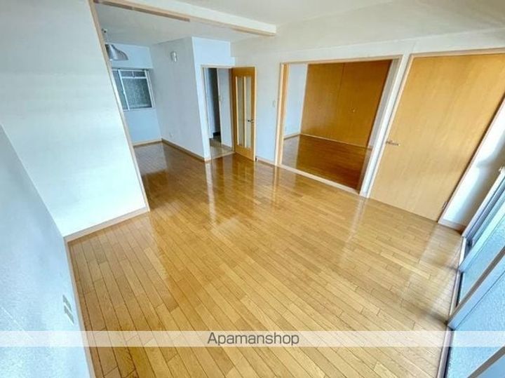 アドホック6(ADHOCBLD.)の居間