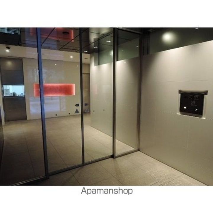 コンフォリア三田EASTの玄関