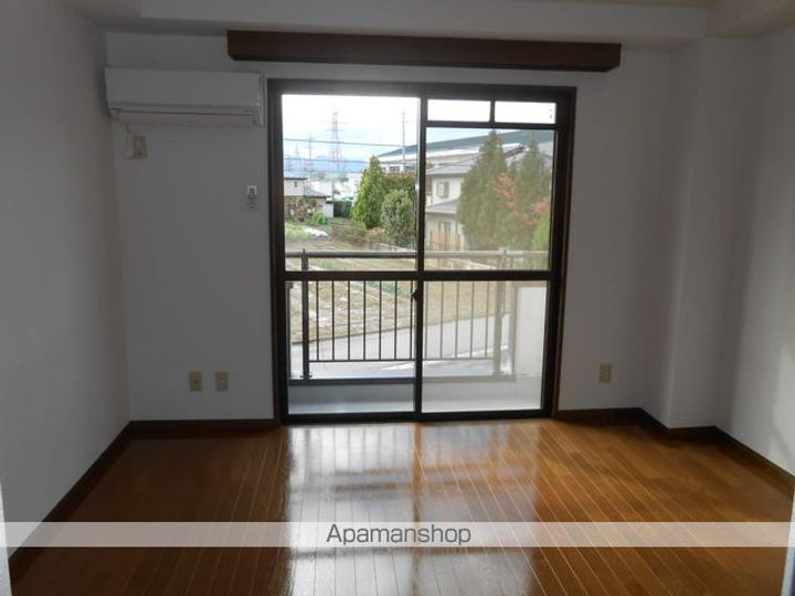 カリーテ飛翔301の居間