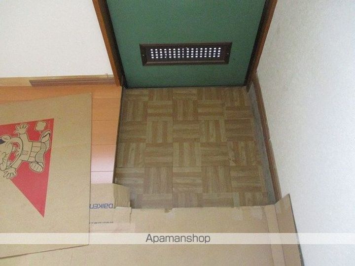 栄ハイツの玄関