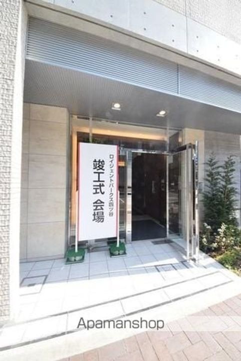 ロイジェントパークス四ツ谷の外観