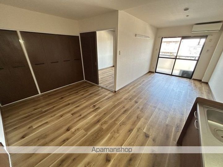 滋賀県大津市大江7丁目の賃貸マンションの居間