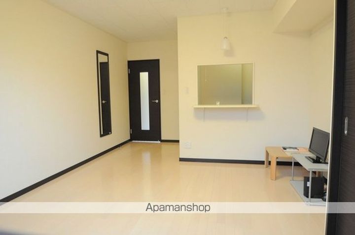 レオネクストフラワーベルT107の居間