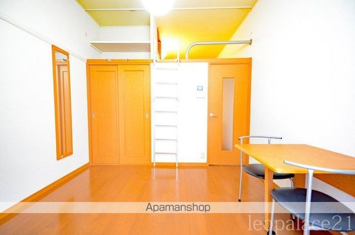 レオパレスイーストヒルズの居間