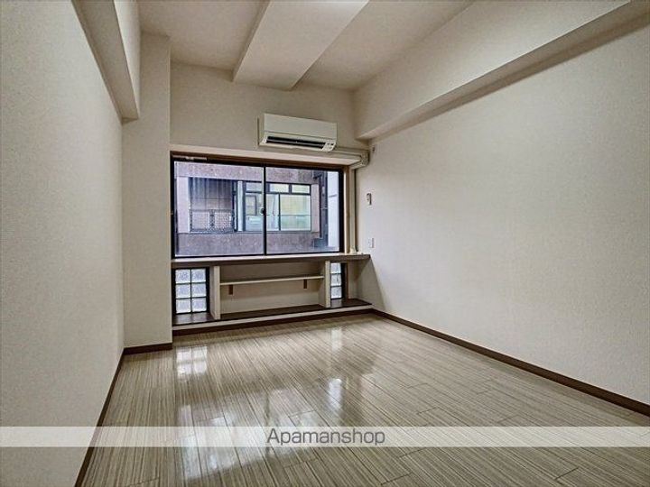 岡山県岡山市北区中山下1丁目の賃貸マンションの居間