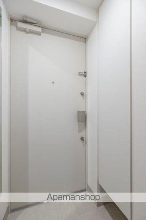 東京都新宿区四谷4丁目の賃貸マンションの玄関