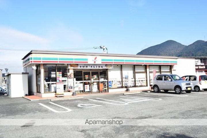 M・コンフォールの周辺