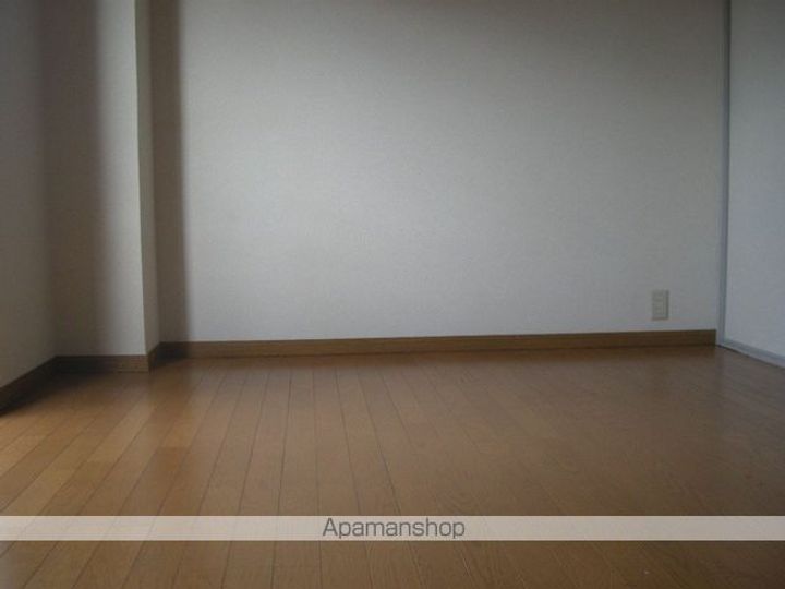 札場ビルの居間