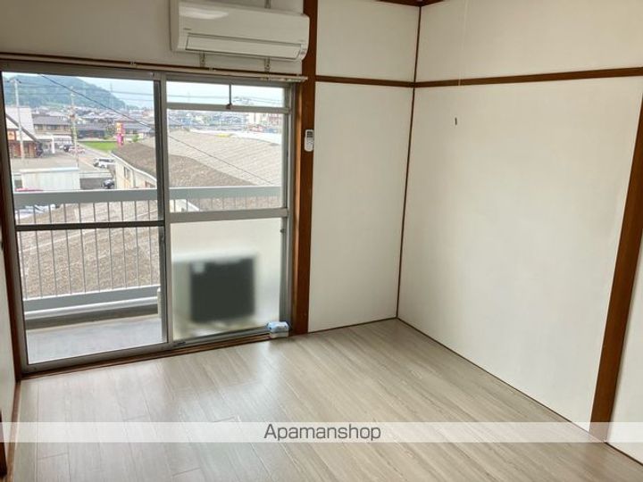 愛媛県新居浜市宇高町1丁目の賃貸マンションの居間