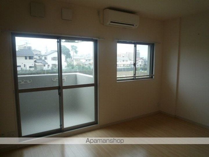 滋賀県草津市野路東4丁目の賃貸マンションの居間