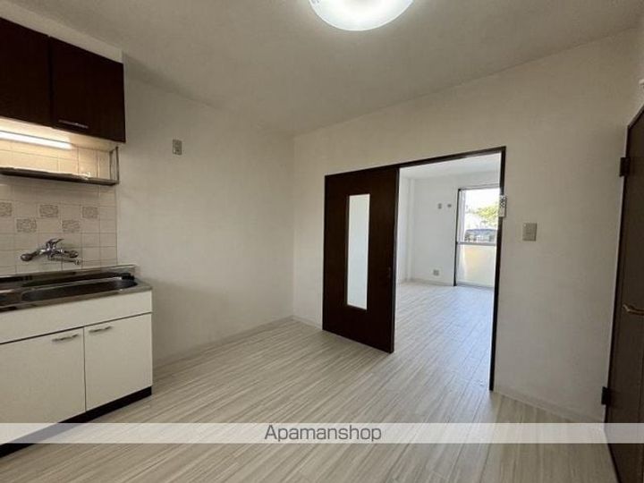 香川県高松市香川町川東下の賃貸アパートの居間