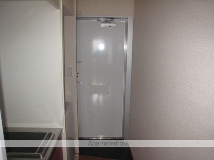 レオパレスイーストA203の玄関