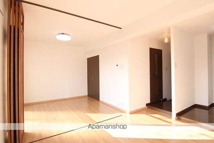 メゾン・ド・ピア302号室の居間