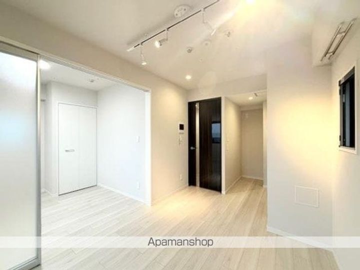 東京都新宿区四谷三栄町の賃貸マンションの居間