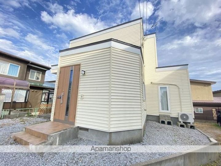 上野町13番一棟二戸1階の外観