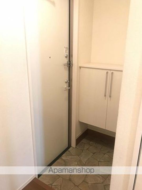 レセンテ出町 C棟の玄関