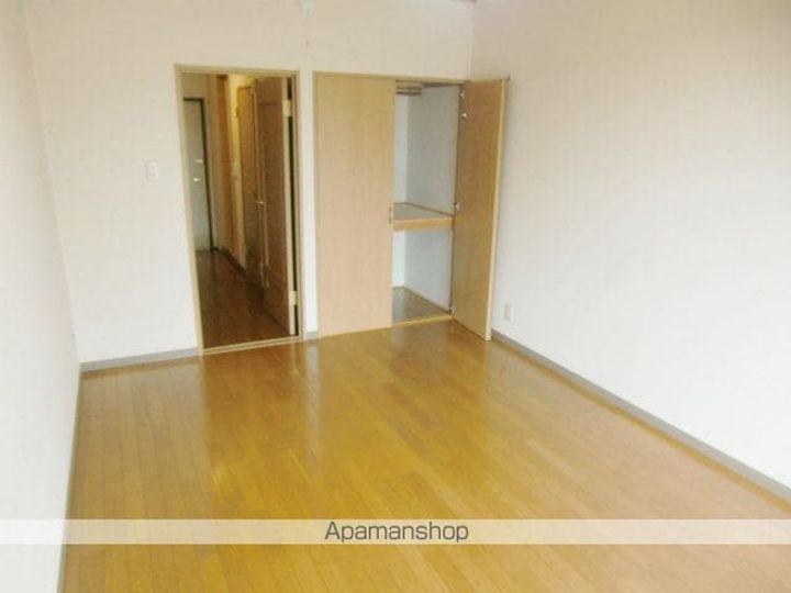 ともやプレイス207号室の居間