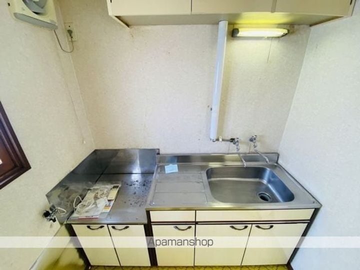 本通1丁目アパート(ホンドオリイッチョウメアパート)2階右のキッチン